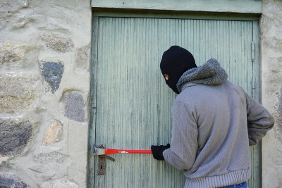 Einbrecher bei der 'Arbeit' Einbruchsversuch